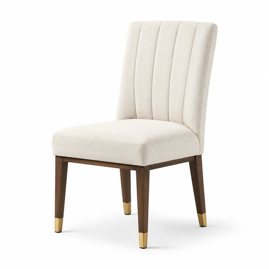 Sedia in legno e tessuto beige con dettagli metallici dorati